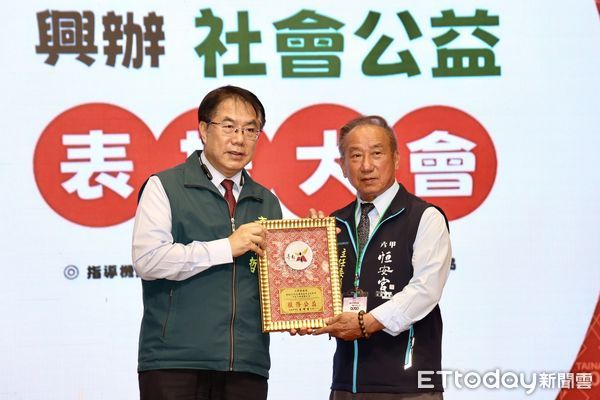 ▲台南市政府28日上午於福爾摩沙遊艇酒店舉行「台南市2024年宗教團體興辦社會公益事務績優表揚大會」，由台南市長黃偉哲頒獎。（圖／記者林東良翻攝，下同）