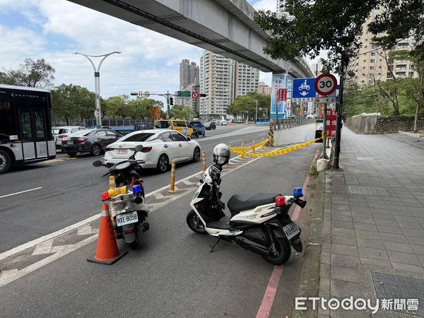 ▲▼淡北道路打樁失誤，鐵柱打穿機車道，意外造成機車騎士閃避鐵柱自撞             。（圖／記者陳以昇翻攝）