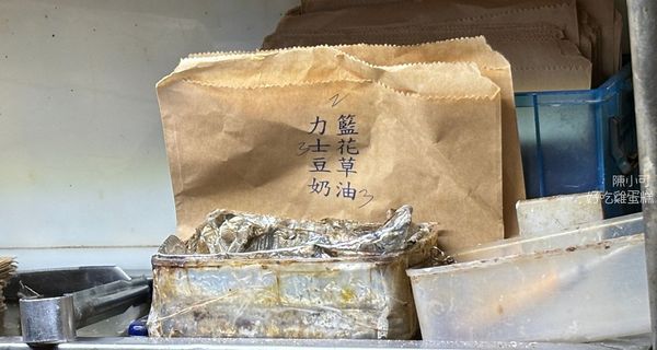 ▲▼40年老字號包餡雞蛋糕！現烤出爐口感超酥脆、多達8種口味可選擇。（圖／部落客陳小可提供）