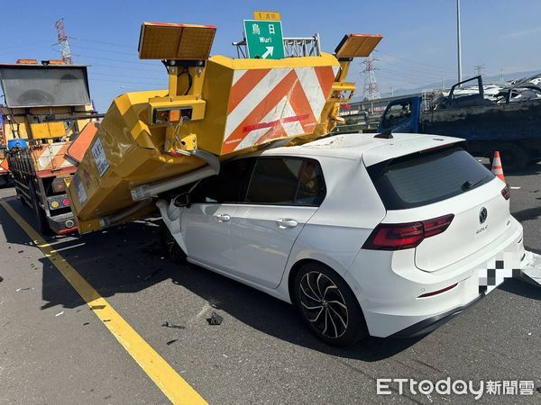 ▲▼1輛自小客車高速衝進緩撞車，車頭全毀，所幸人輕傷。（圖／民眾提供，下同）