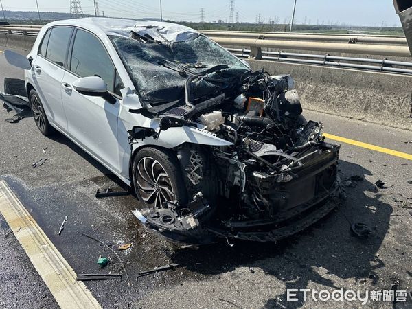 ▲▼1輛自小客車高速衝進緩撞車，車頭全毀，所幸人輕傷。（圖／民眾提供，下同）