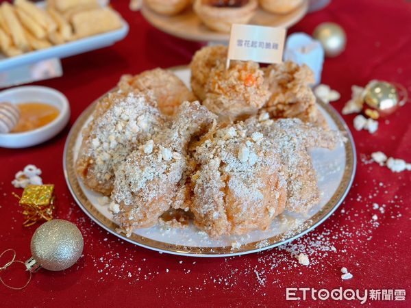 ▲▼肯德基推「雪花起司脆雞」、「焦糖脆餅蛋撻」、「草莓奶油比司吉」、「聖誕巨大桶」。（圖／記者蕭筠攝）