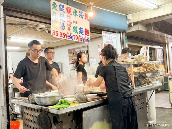 ▲▼越晚越多人！台南超強宵夜場推薦　麵條Q彈有嚼勁、餛飩內餡飽滿。（圖／部落客台南好Food遊提供）