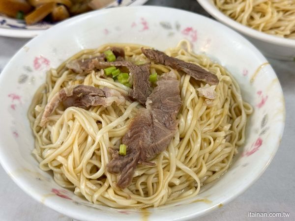 ▲▼越晚越多人！台南超強宵夜場推薦　麵條Q彈有嚼勁、餛飩內餡飽滿。（圖／部落客台南好Food遊提供）