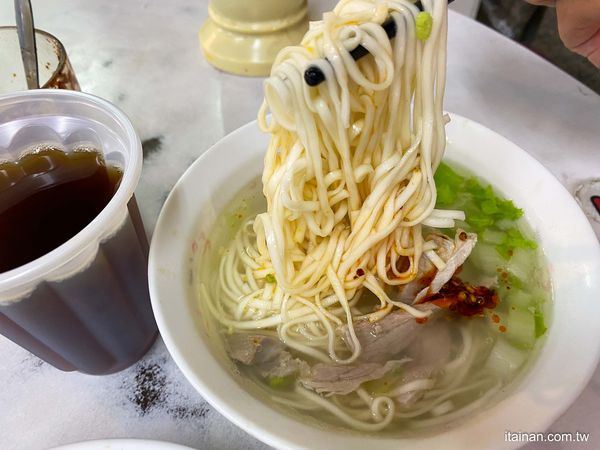 ▲▼越晚越多人！台南超強宵夜場推薦　麵條Q彈有嚼勁、餛飩內餡飽滿。（圖／部落客台南好Food遊提供）