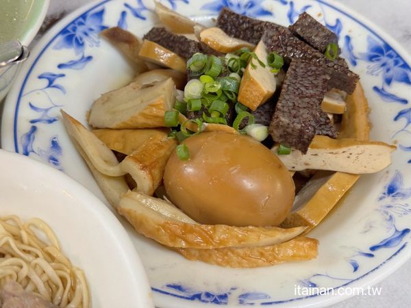 ▲▼越晚越多人！台南超強宵夜場推薦　麵條Q彈有嚼勁、餛飩內餡飽滿。（圖／部落客台南好Food遊提供）