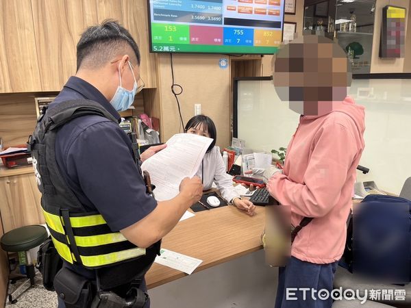 ▲女子要匯26萬購買西藏天珠求改運被勸阻，台中警方說，得道高僧不缺錢。（圖／警方提供）