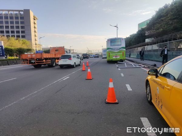 ▲▼聯結車誤闖桃機入場道路撞毀限高架             。（圖／記者沈繼昌翻攝）