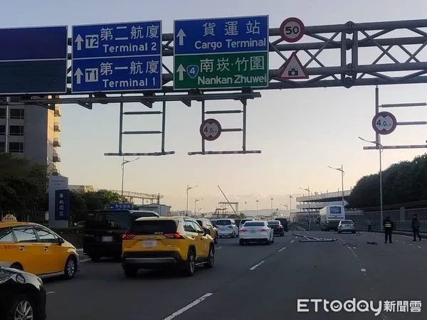 ▲▼聯結車誤闖桃機入場道路撞毀限高架             。（圖／記者沈繼昌翻攝）