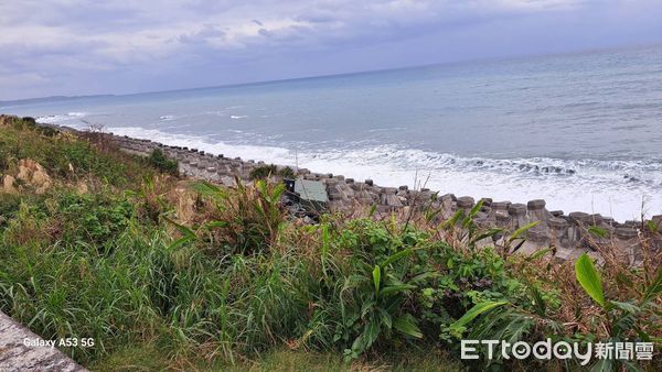 ▲▼疑似載運愛國者飛彈發射器的軍用卡車失控翻落省道台11線96K處。（圖／記者楊漢聲翻攝）