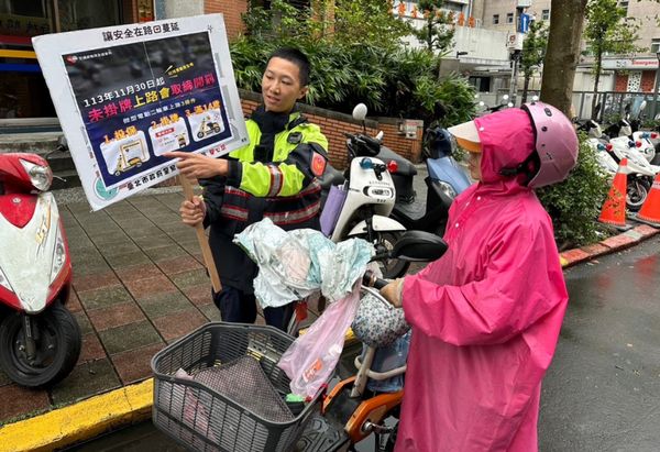 北市警方因應微電車規定新制將上路，至微電車易出沒熱點加強宣導。（警方提供）