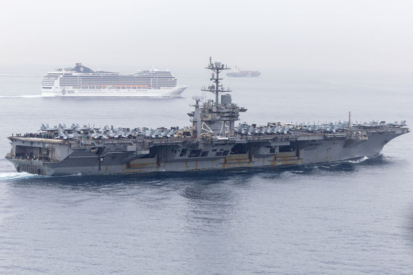 ▲▼尼米茲級航母杜魯門號（USS Harry S. Truman, CVN-75）,MSC地中海郵輪華麗號。（圖／美國海軍）