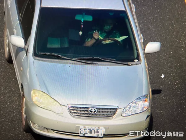 ▲▼要命的美味！國道駕駛低頭用餐如「閉眼駕駛」             。（圖／記者陸運陞翻攝）