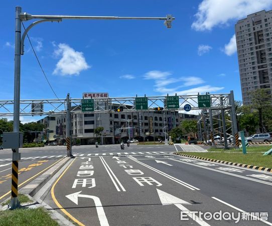 ▲台南市警局評估轄區「易肇事路段(口)」相關數據、違規態樣及道路順暢程度，在20處路口規劃建置科技執法設備，迄今已建置完成並於30日上線啟用。（圖／記者林東良翻攝，下同）