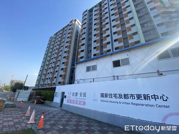 ▲左營社區住宅的興建工地發生矽酸鈣板砸傷人             。（圖／記者吳奕靖翻攝）