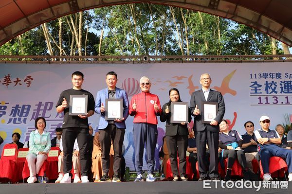 ▲▼      南華大學運動會棒球國手陳柏清等人返校受獎       。（圖／南華大學提供）