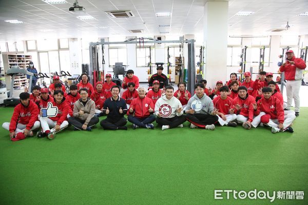 ▲▼      南華大學運動會棒球國手陳柏清等人返校受獎       。（圖／南華大學提供）