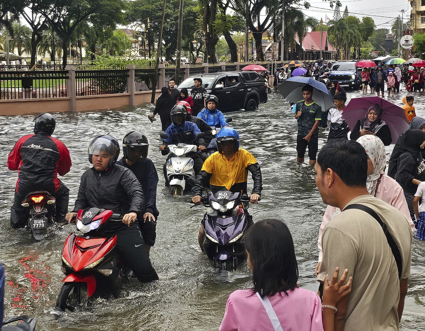 ▲▼ 馬來西亞多個州暴雨成災，圖為東北部的吉蘭丹州街道淹水。（圖／達志影像／美聯社）