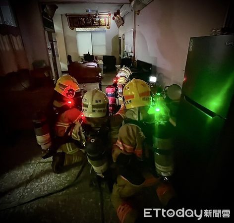 ▲台南市消防局第二救災救護大隊29日下午，在玉井分隊舉辦「玉井善心市民遺愛捐贈裝備儀式」，消防局由大隊長王騰毅代表受贈，並回贈感謝狀及消防紀念品。（圖／記者林東良翻攝，下同）