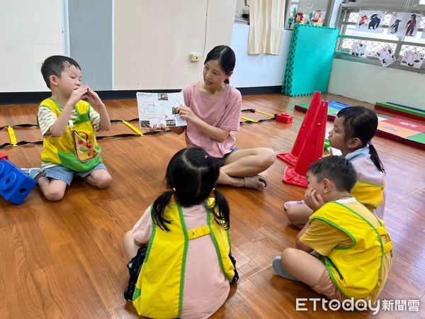 ▲台南市仁德幼兒園榮獲2024年健康促進幼兒園金質獎，該園陳巧芸老師及小康幼兒園邱筑翎老師也脫穎而出，獲得教案設計獎，29日於張榮發基金會國際會議中心接受表揚。（圖／記者林東良翻攝，下同）