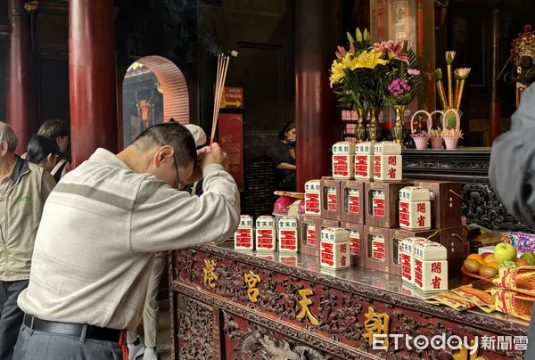 ▲慶建廟330年，北港朝天宮推轎窗燈祈福紀念酒。（圖／記者王悉宇翻攝）