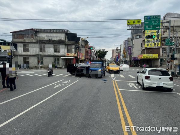 ▲▼1輛BMW和小貨車擦撞，汽車零件掉滿地。（圖／記者柯政誟翻攝）