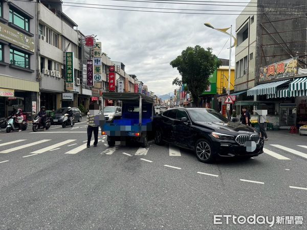 ▲▼1輛BMW和小貨車擦撞，汽車零件掉滿地。（圖／記者柯政誟翻攝）