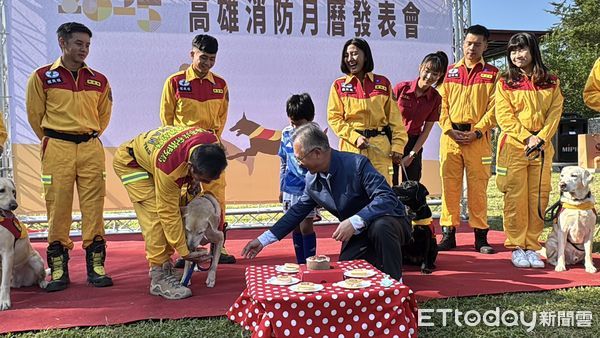 ▲▼2025高雄消防月曆。（圖／記者吳世龍攝）