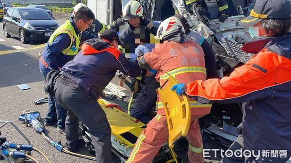 ▲國1彰化路段重大車禍，3人夾困大貨車內。（圖／警方提供）