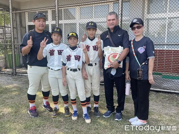 ▲▼沖繩前田HAWKS由監督仲宗根章仁（左一）代表贈送禮物。（圖／記者楊舒帆攝）