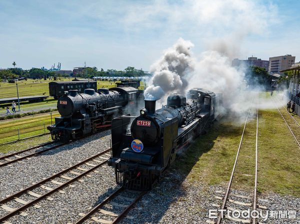 ▲濱線觀光列車「哈瑪星號」正式啟航。（圖／記者許宥孺翻攝）