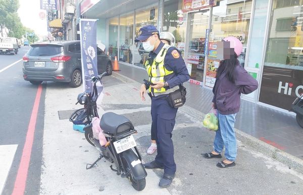 ▲桃園市警局今起加強納管微型電動二輪車，圖為員警執行臨檢攔查。（圖／桃園市警局交通大隊提供）