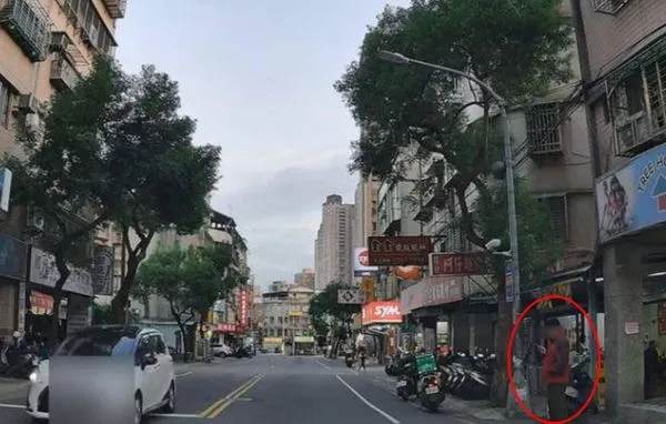 網友開車行經路口，停車禮讓路人優先通行，沒想到對方反而站在原地玩手機。（翻攝YouTube頻道「WoWtchout」）