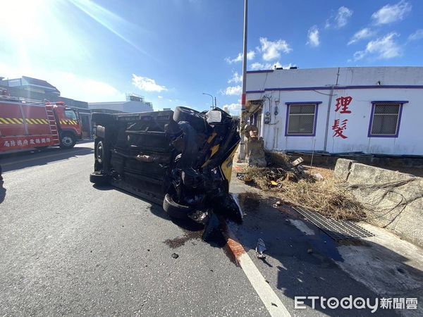 ▲▼        澎湖計程車自撞翻覆     。（圖／記者陳洋翻攝）