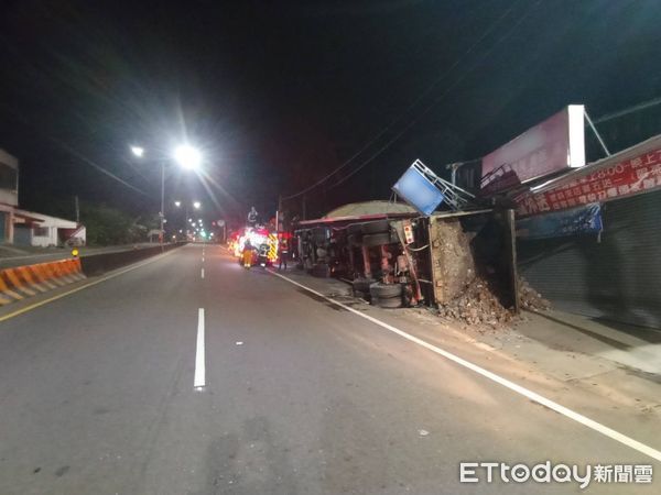 ▲大型聯結車疑壓壞水溝蓋，造成整台車輛翻覆             。（圖／記者吳奕靖翻攝）