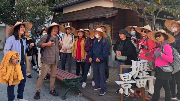 ▲魏筠和民眾走讀中壢人權發展與文史地標