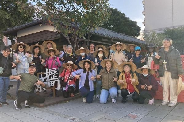 ▲魏筠和民眾走讀中壢人權發展與文史地標