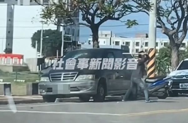 ▲▼沙鹿一對父子在街頭大吵，父親竟拿球棒砸車洩憤。（圖／翻自社會事新聞影音）