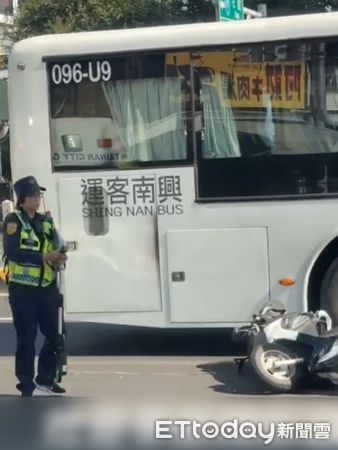 ▲▼       台南機車擦撞公車      。（圖／記者林東良翻攝）