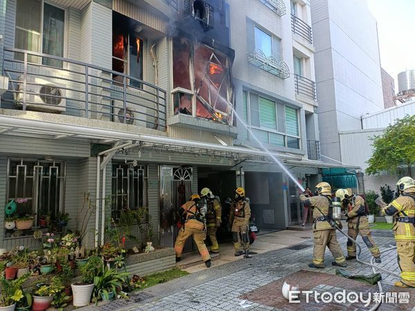 ▲▼台南北區文成一路巷內民宅傳出火警。（圖／記者林東良翻攝）