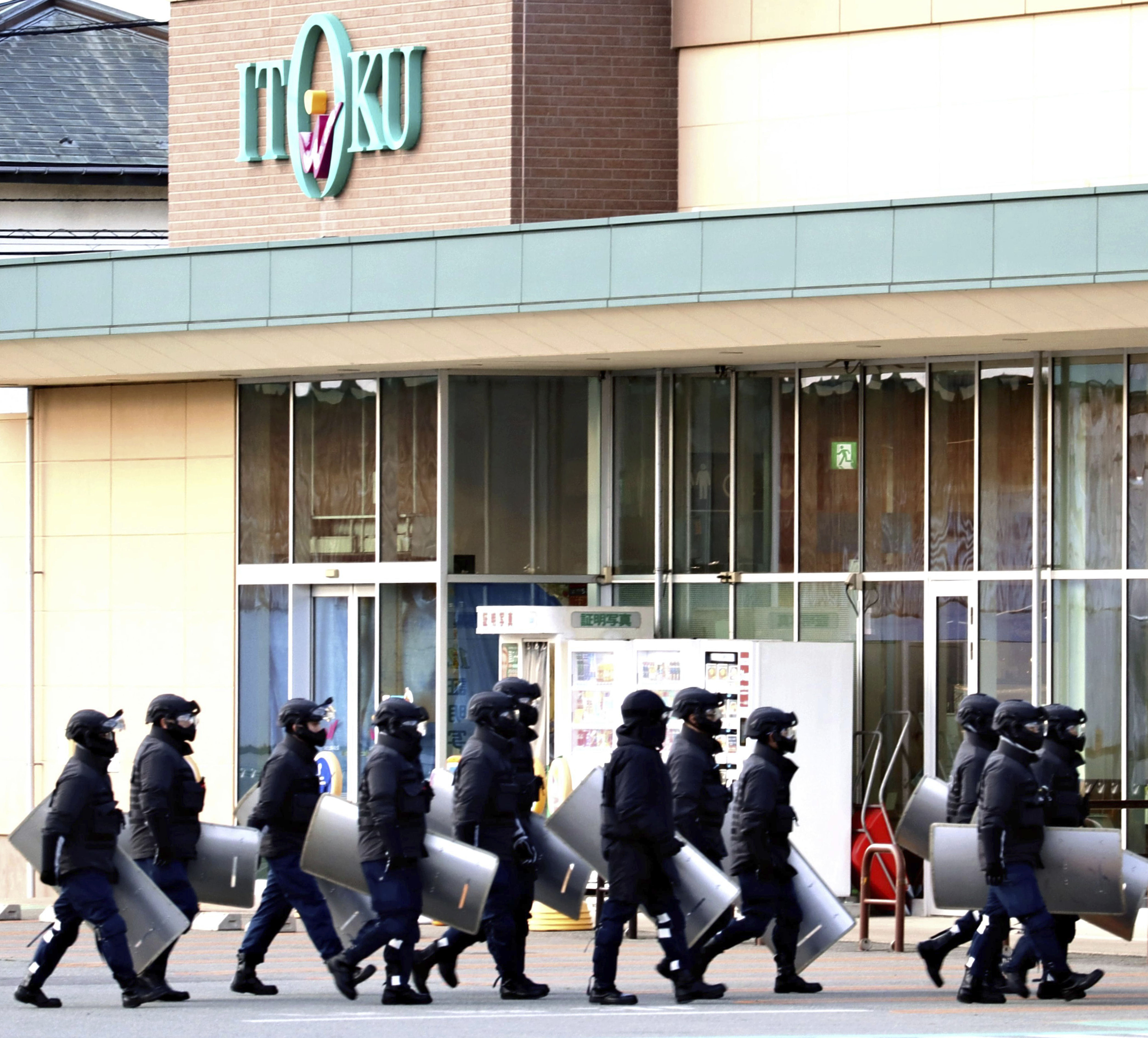 ▲▼日本秋田縣秋田市「Itoku超市」土崎港分店遭亞洲熊入侵，警方手持盾牌嚴陣以待。（圖／達志影像／美聯社）