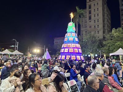 台南新營「糖晶體聖誕樹」點亮