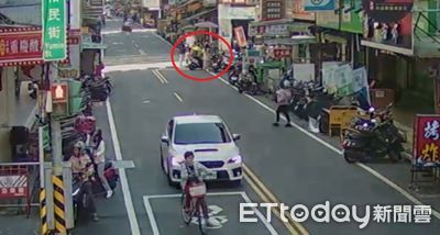 正妹女騎士CPR畫面曝！74歲男路倒沒人理　她霸氣轉彎蹲地搶命