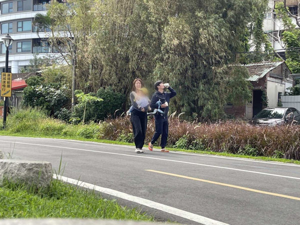 娛樂報報／美女主播素顏遛小孩遭菜頭敲頭　家庭群組訂公約預防溺愛