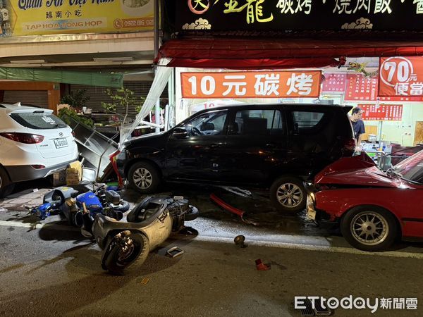 ▲▼台南永康區一家碳烤店前凌晨發生車禍。（圖／記者林東良翻攝）