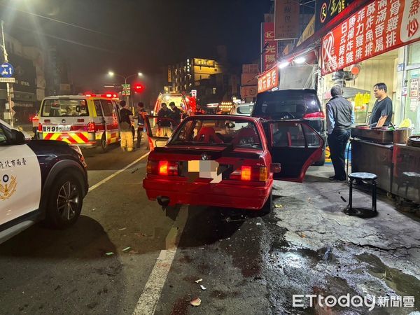 ▲台南永康區一家碳烤店凌晨發生車禍。（圖／記者林東良翻攝）