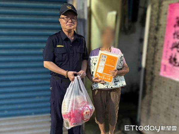 ▲內埔警分局龍泉派出所所長黎昭明致贈愛心物質給龔婦           。（圖／記者陳崑福翻攝）