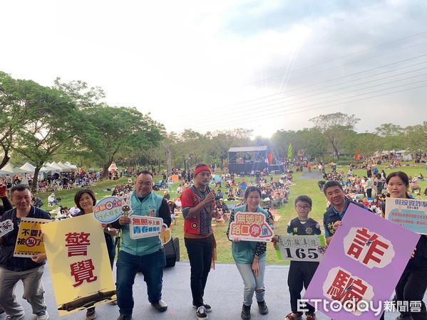 ▲屏東縣政府警察局在斜坡上音樂會進行打詐及交安宣導             。（圖／記者陳崑福翻攝）