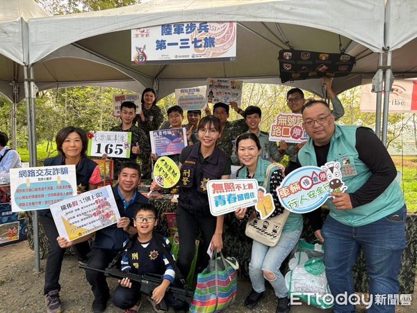 ▲屏東縣政府警察局在斜坡上音樂會進行打詐及交安宣導             。（圖／記者陳崑福翻攝）