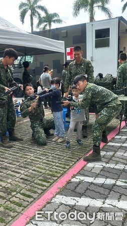 ▲中華醫大在校園舉辦「全民國防教育週」活動，吸引大小朋友參觀，師生體驗不同軍種防衛演練。（圖／記者林東良翻攝，下同）